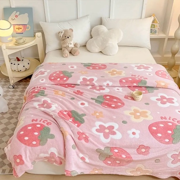 Strawberry & Flower Print Pink Plusy Soft Blanket Full / Queen Lightweight New - Picture 2 of 6